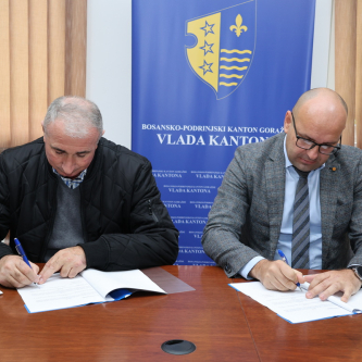 Novi projekat energetske efikasnosti u obrazovnim ustanovama BPK Goražde: Potpisan ugovor o izvođenju radova na objektu OŠ „Mehmedalija Mak Dizdar“ u Vitkovićima