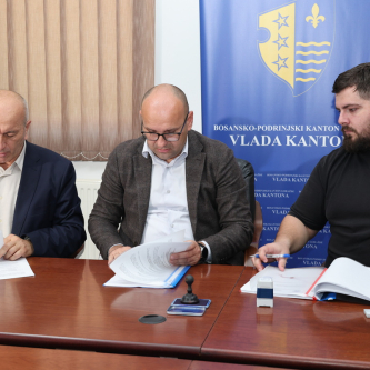 Potpisan ugovor o izvođenju radova na sanaciji platoa ispred Doma zdravlja „Isak Samokovlija“ Goražde